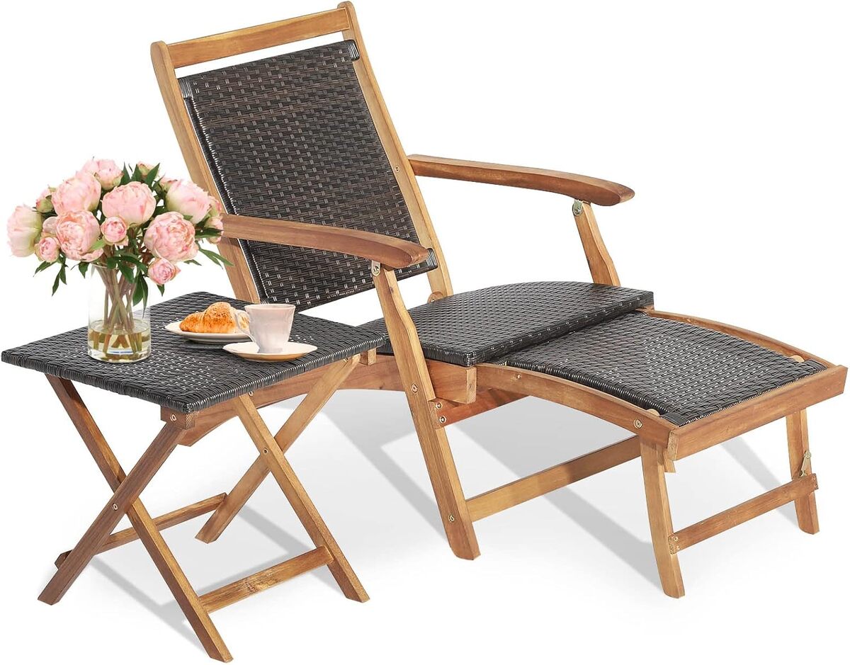 Test de la chaise longue en rotin Costway avec repose-pied rétractable et table d'appoint