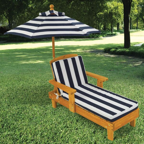 KidKraft Chaise Longue en Bois pour Enfant avec Coussin, Bain de Soleil avec Parasol, Salon de Jardin extérieur pour Enfants, Bleu Marine et Blanc, 00105
