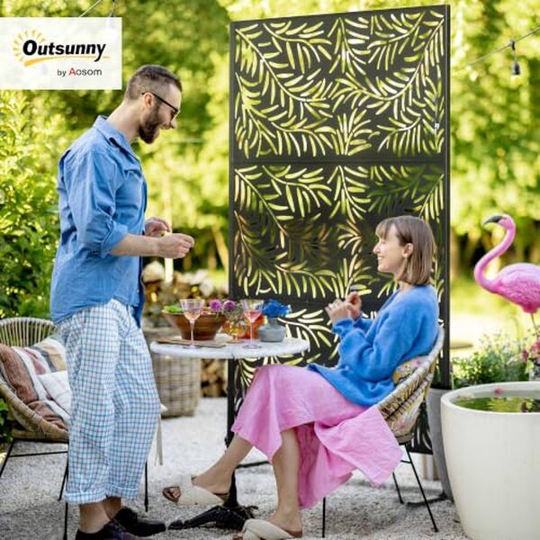Découvrez le paravent extérieur Outsunny 122x198 cm avec branches de saule en acier noir. Solution idéale pour créer une intimité dans votre jardin, terrasse ou balcon avec style et durabilité.