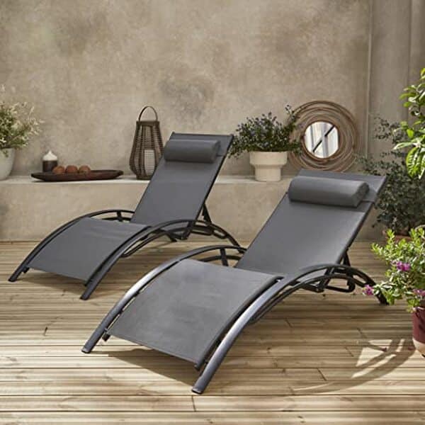 Découvrez le transat Louisa anthracite d'Alice's Garden : un mobilier de jardin alliant élégance, confort et durabilité pour profiter pleinement de vos espaces extérieurs. 