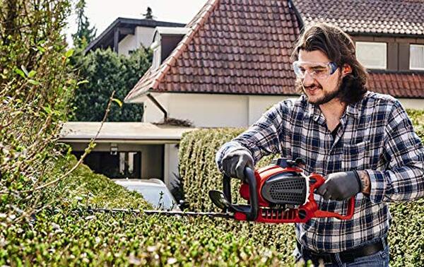 Découvrez notre test détaillé du taille-haies thermique Einhell GE-PH 2555 A : performances, avantages et inconvénients pour bien choisir votre équipement de jardinage.