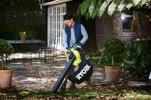 Découvrez notre test détaillé de l'aspirateur souffleur broyeur Ryobi RBV3000CESV avec moteur 3000W. Performances, avantages et inconvénients de ce modèle puissant.
